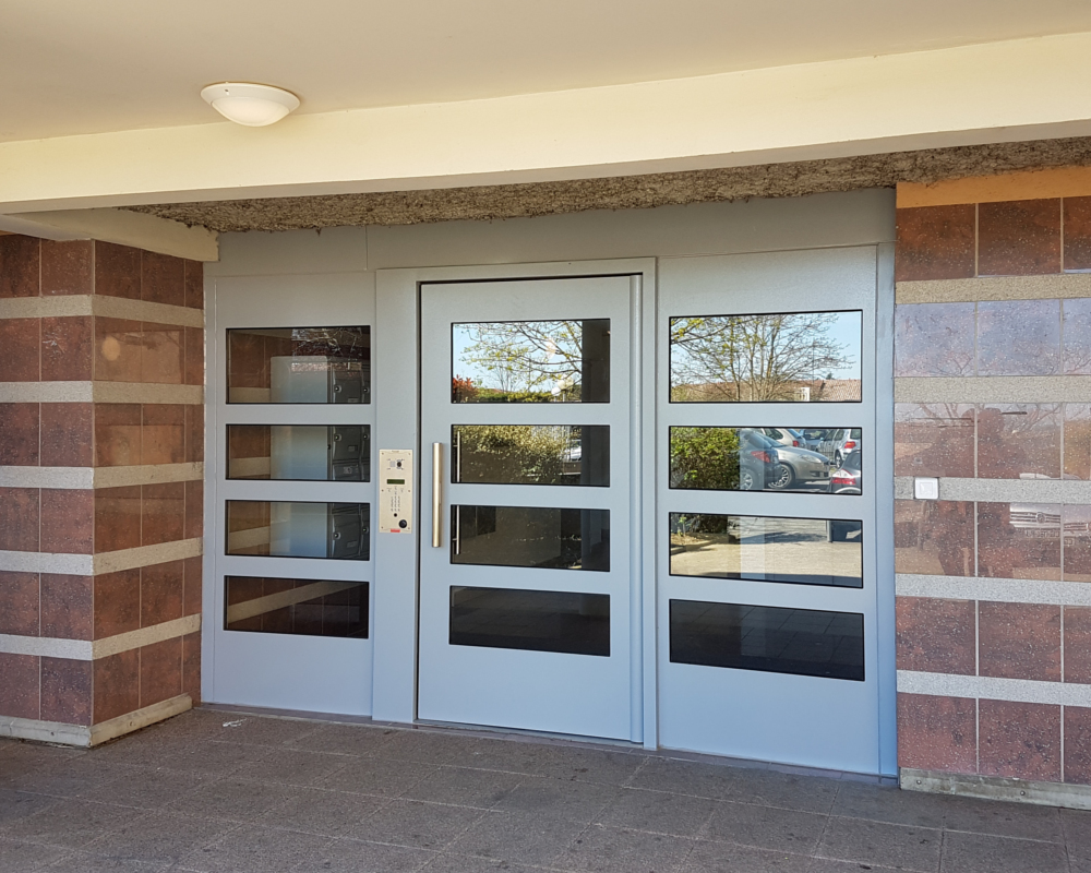 Porte de hall d'entrée - Gamme Sécurité renforcée - bloc-porte et chassis fixes